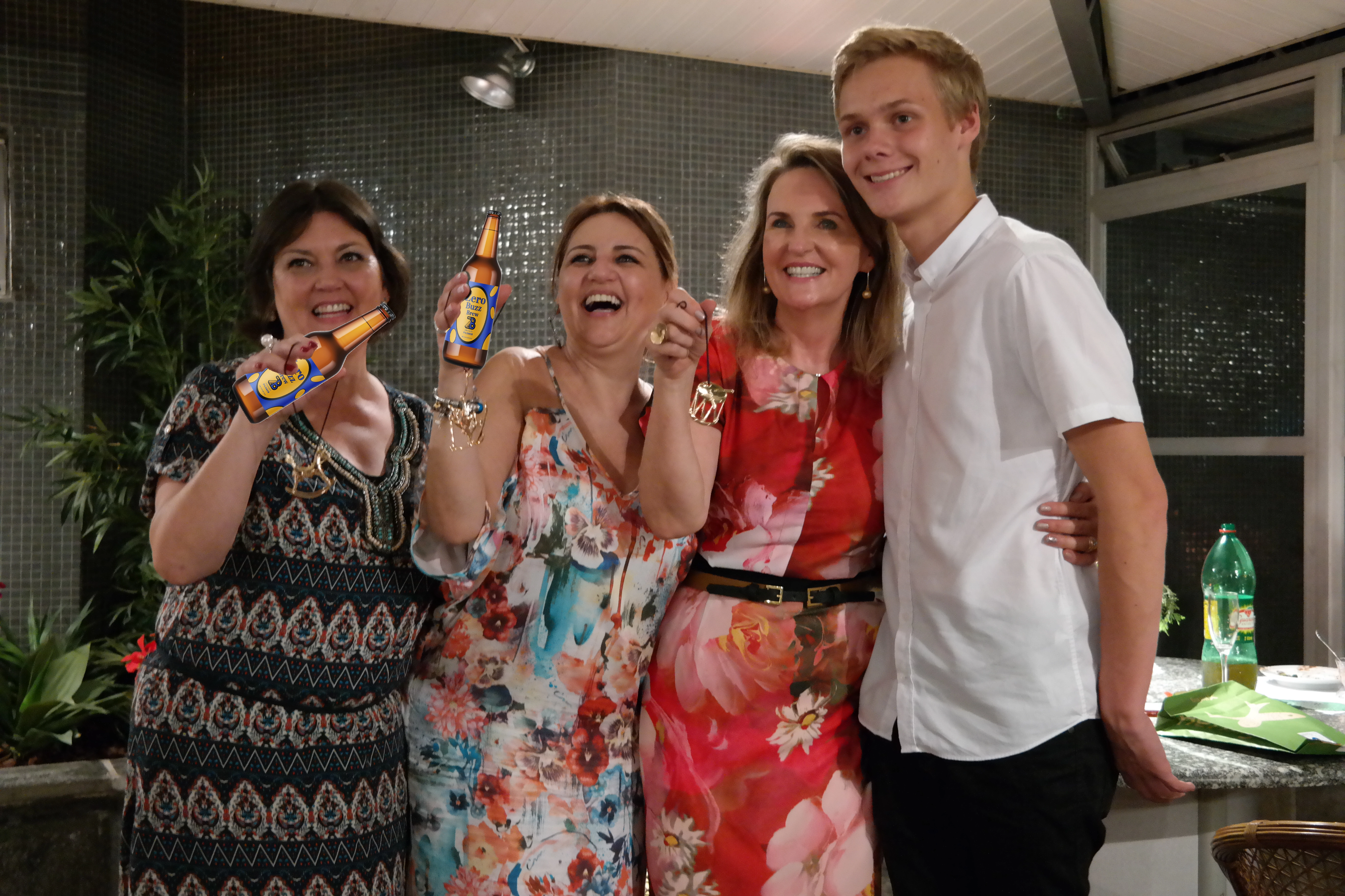 Familie foto med ZeroBuzz øl