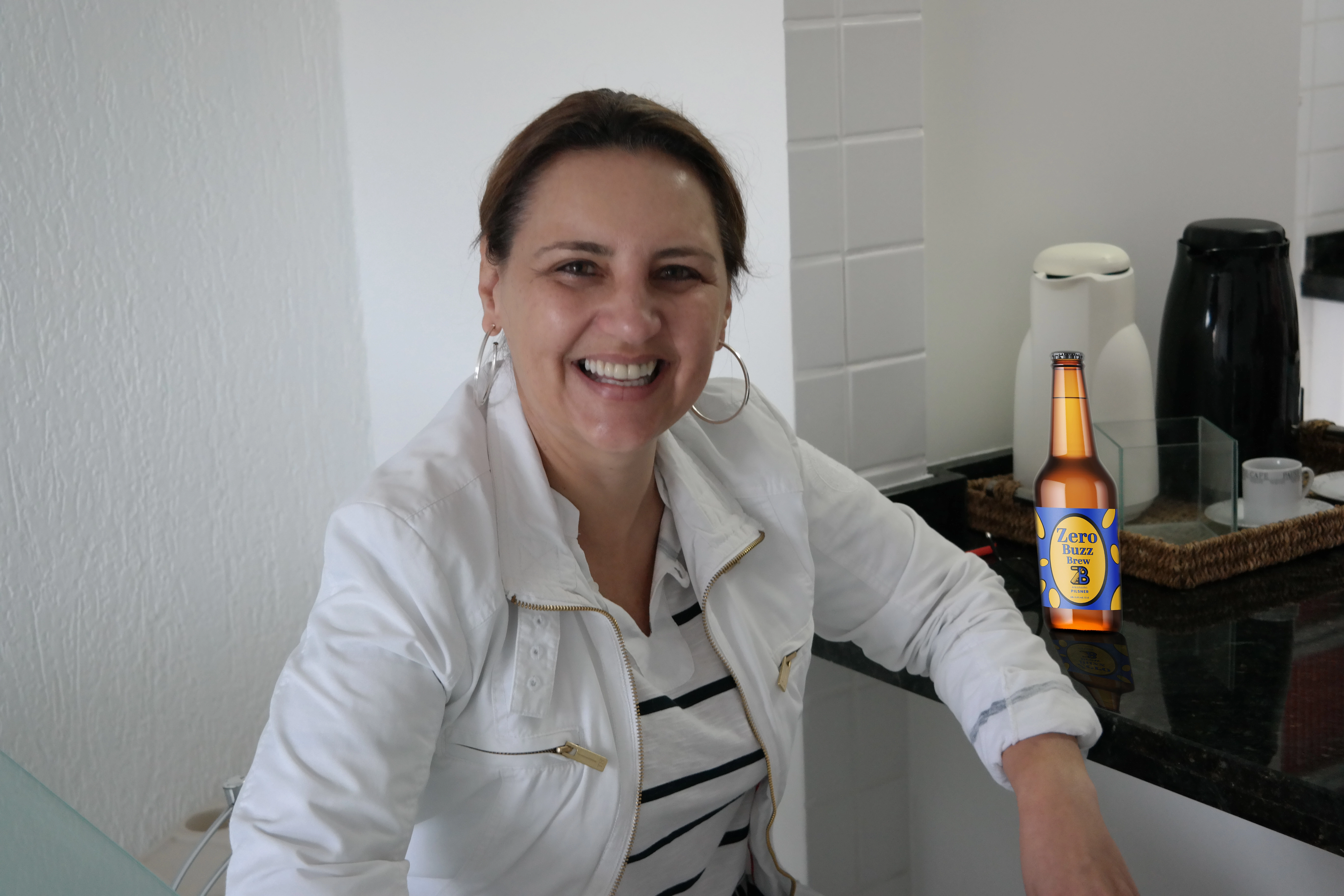 Kvinde med en ZeroBuzz Pilsner